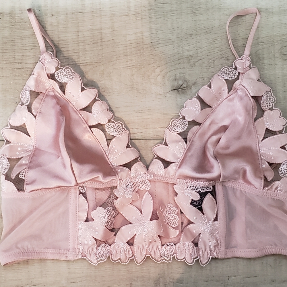 NWT V.S
Unlined Floral Embrdrd Long Line Bralette